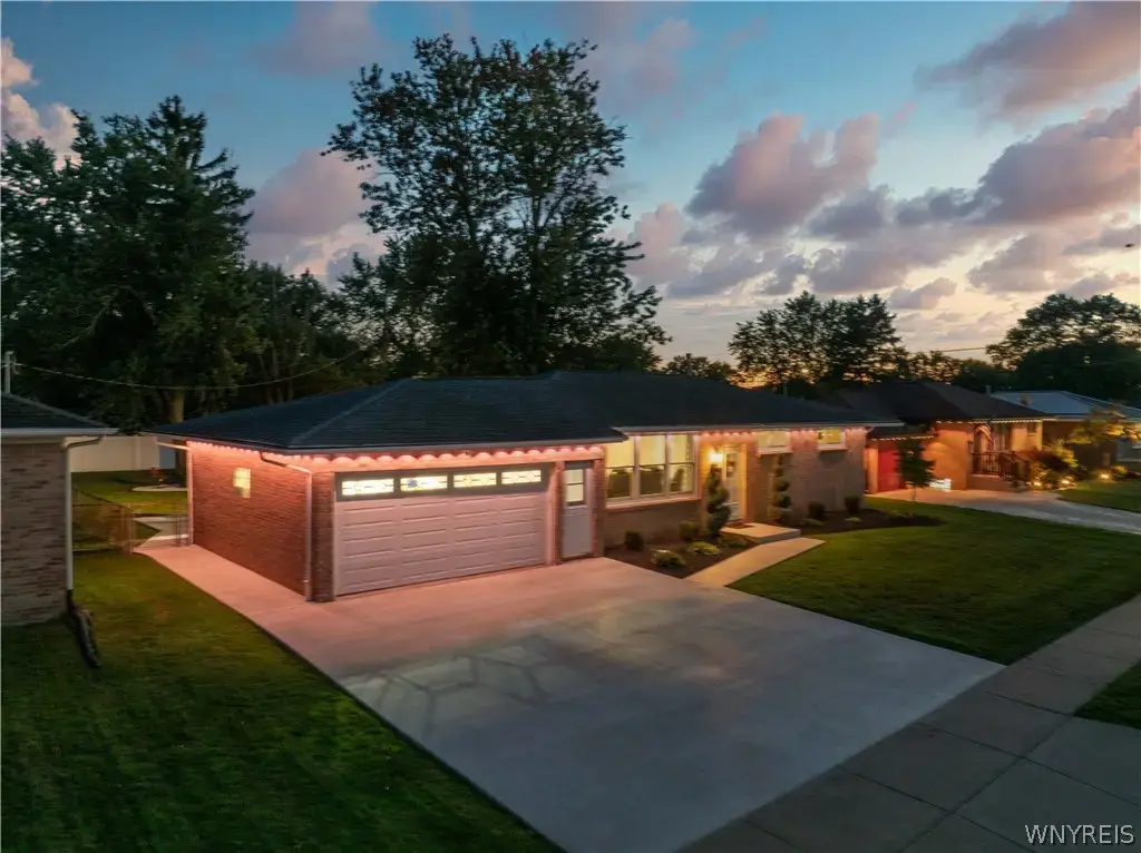 83 Angelacrest Lane, West Seneca