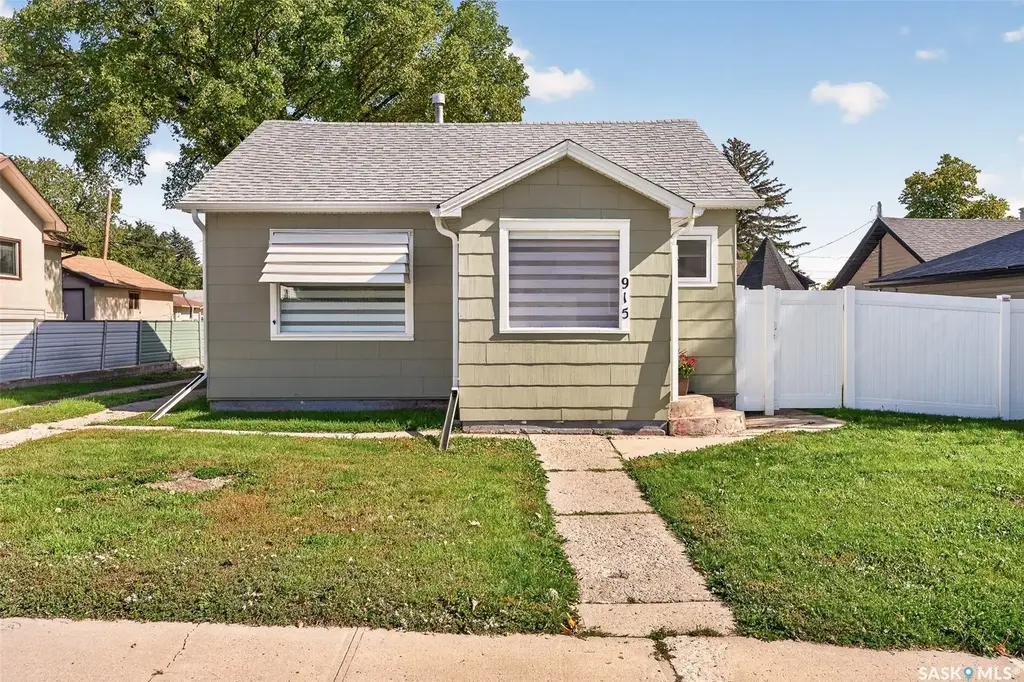 915 4th Avenue Nw, Moose Jaw