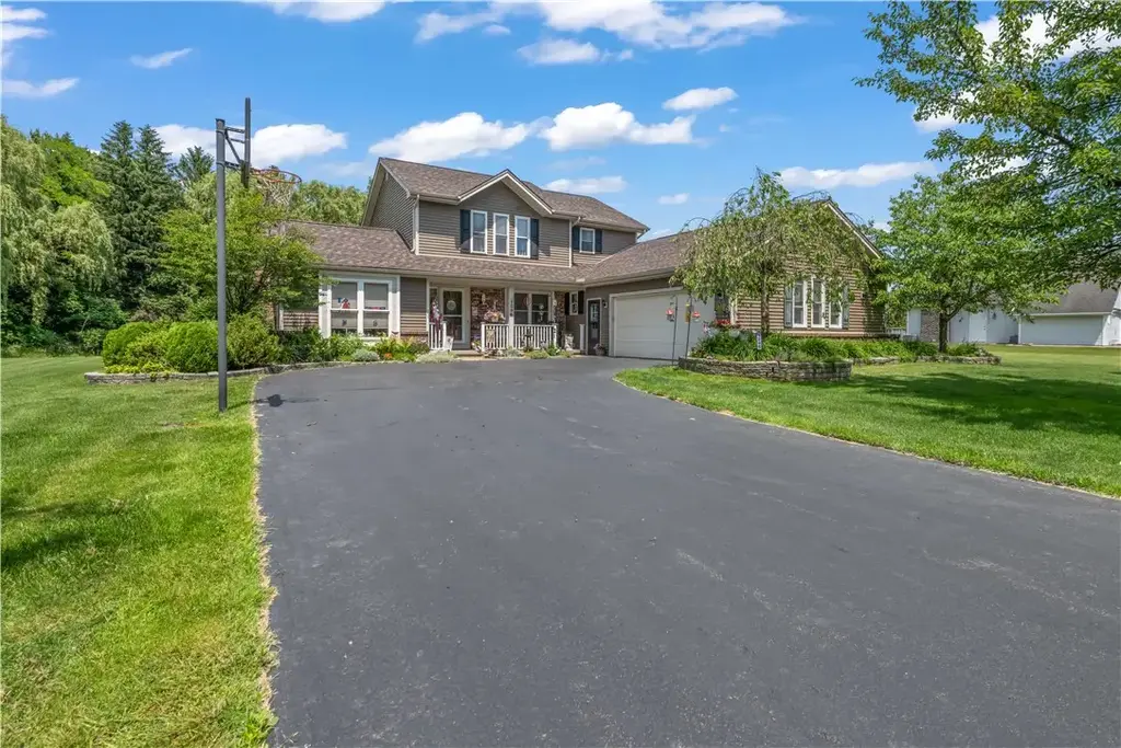1296 Lakeville Lane, Webster
