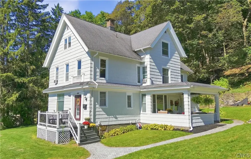 686 E Monroe Street, Little Falls City