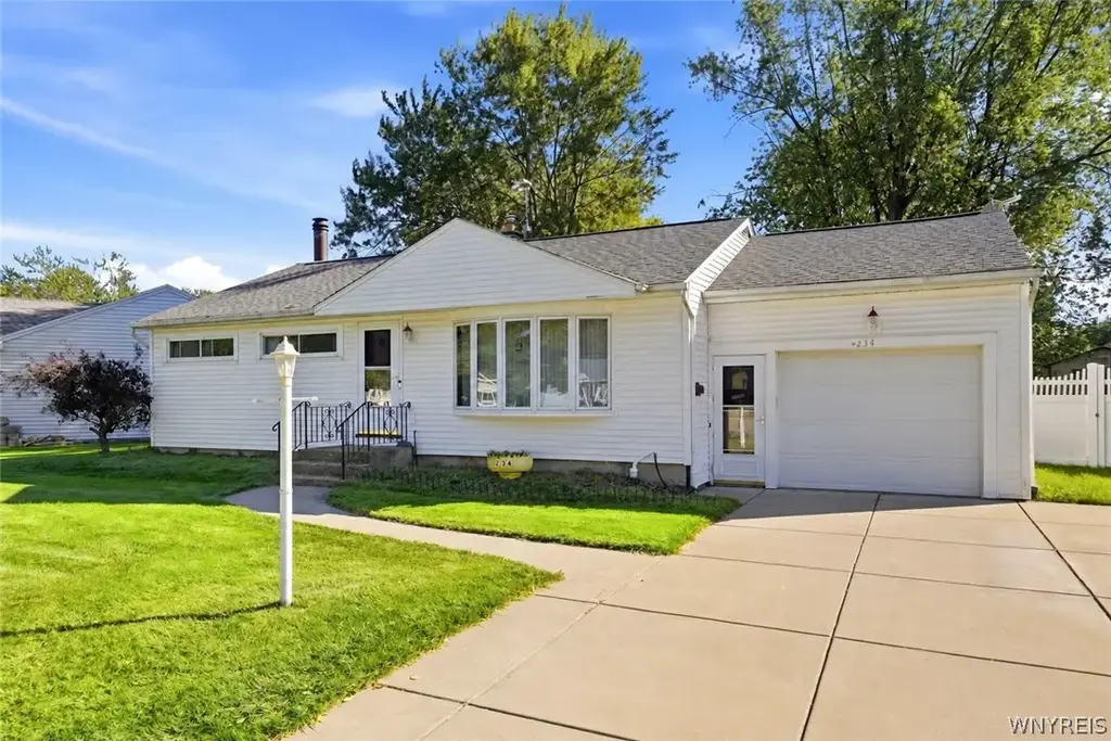 234 Coronation Drive, Amherst