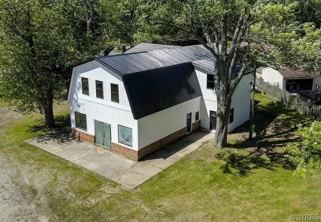 8261 Lake Shore Road, Evans