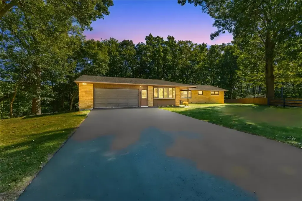 546 Crest Circle, Webster