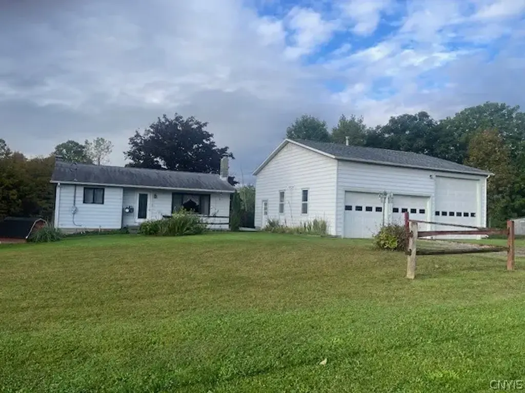 205 Oswego River Road, Schroeppel