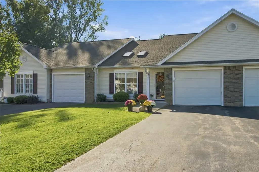 221 Rayfield Circle, Webster