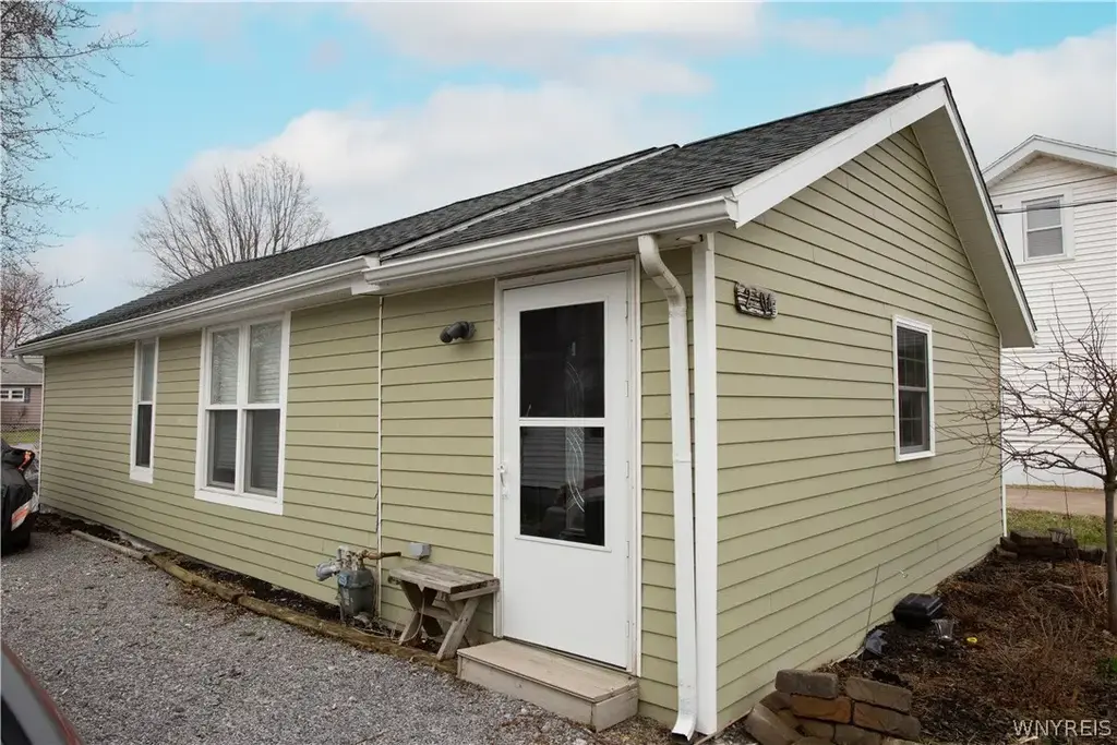 2704 Riverton Avenue, Hamburg