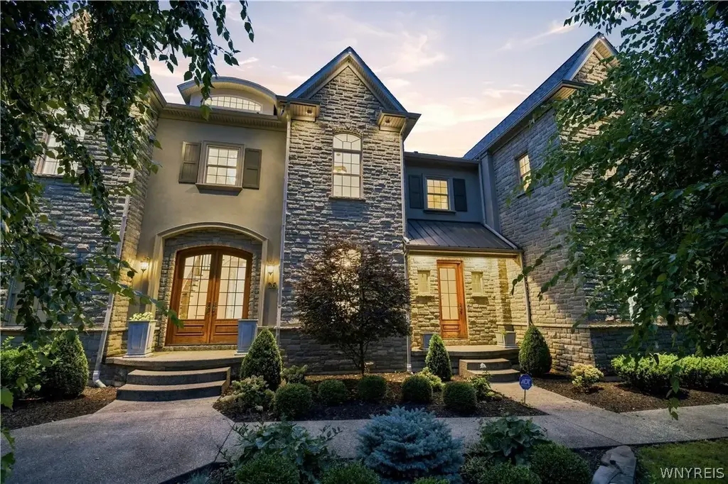 26 Four Winds Way, Amherst