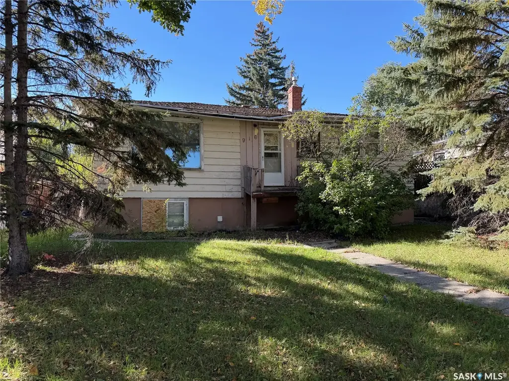 916 Royal Street, Regina