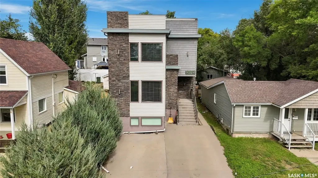 1024 Hochelaga Street W, Moose Jaw