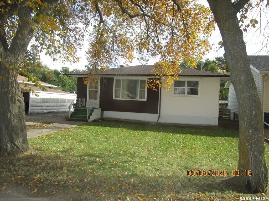 215 Dominion Road, Assiniboia