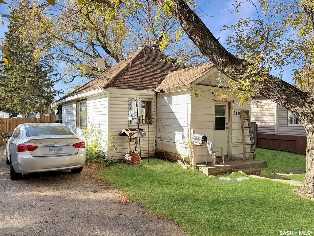 310 1st Street E, Delisle