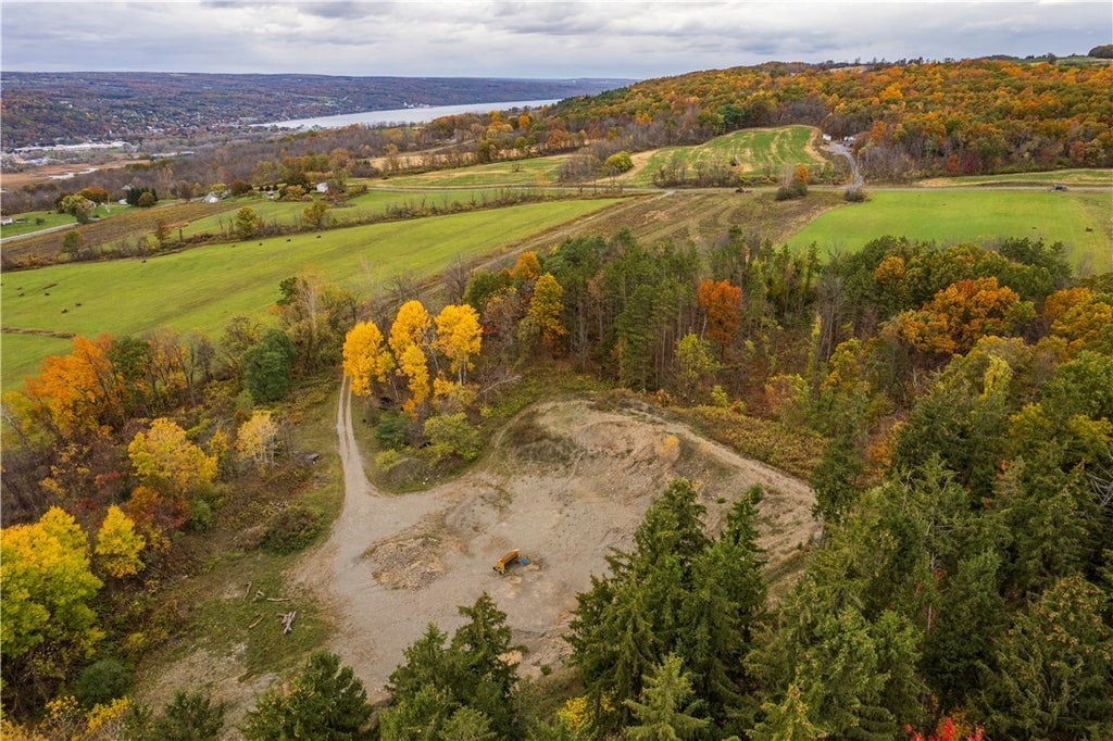 Mills Road Road, Montour