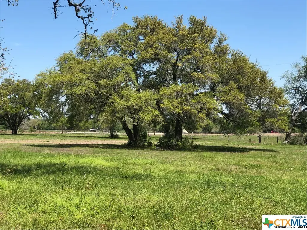 Lot 6 Pvt 1672, Hallettsville
