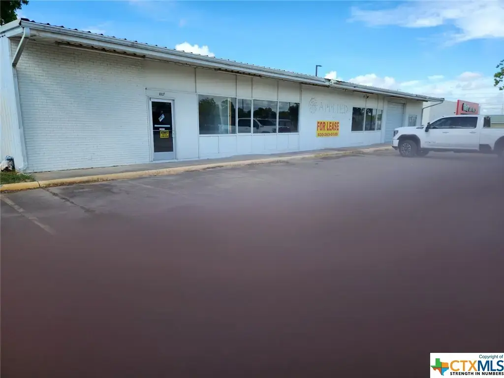 807 E Main, Eagle Lake