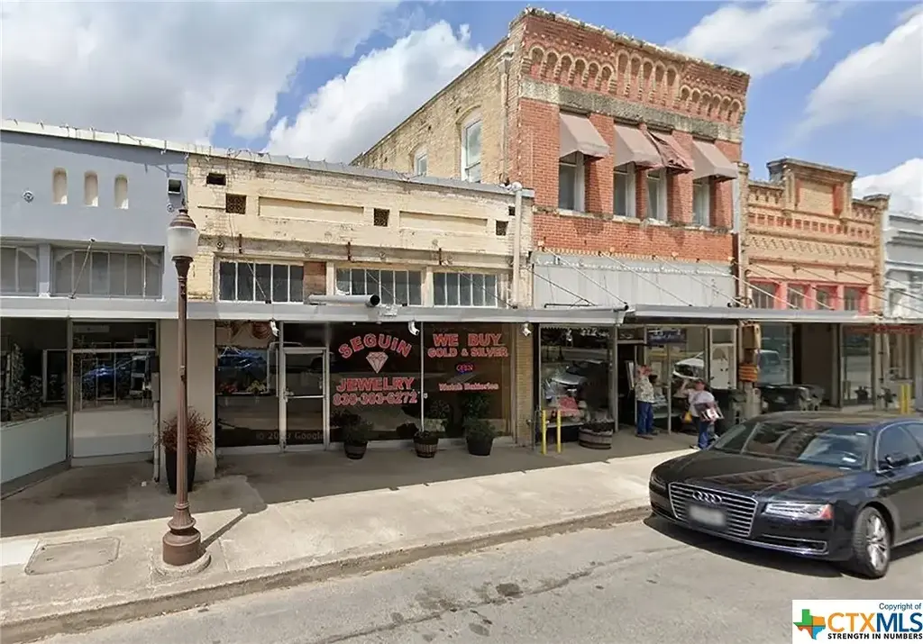 108 N Austin Street, Seguin