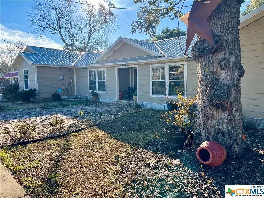 402 Dunn Street, Yoakum