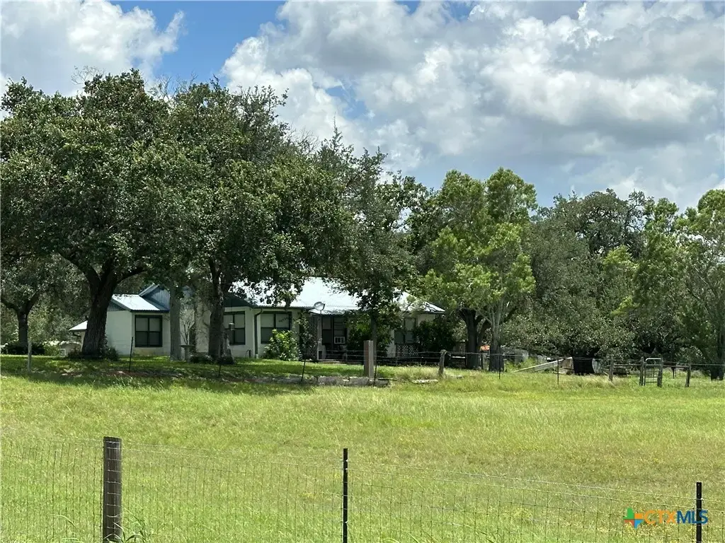 725 Post Oak Road, Goliad