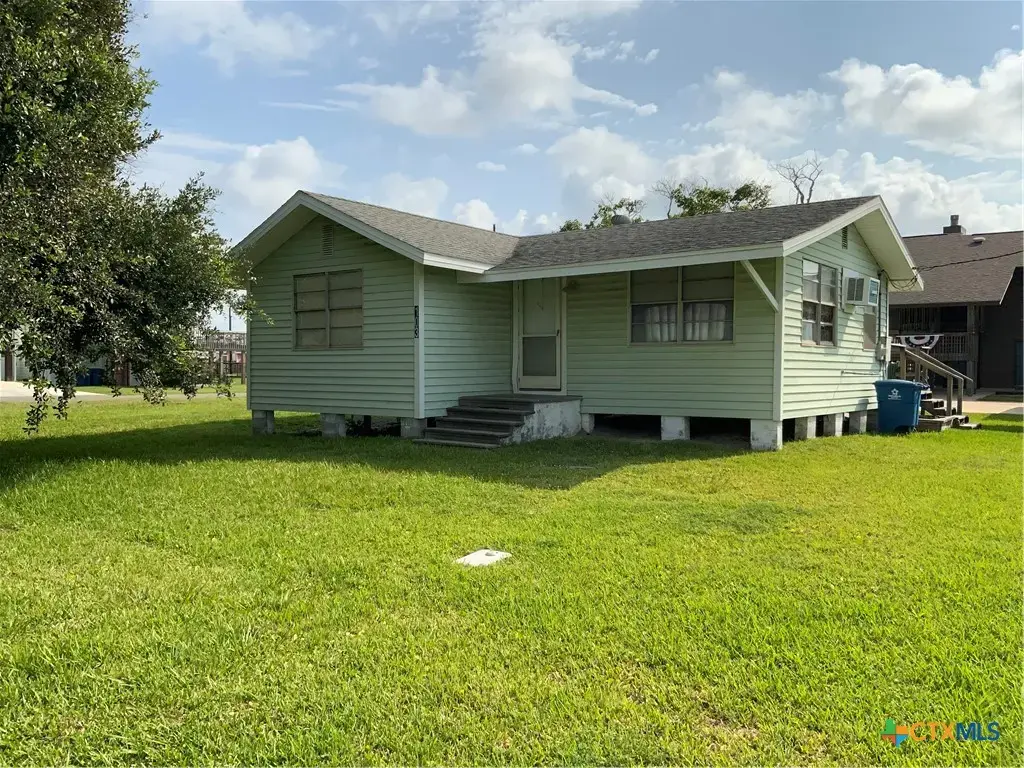 103 S Washington Avenue, Port O'Connor
