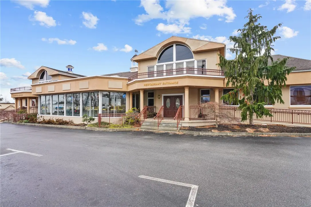 383 Metacom Ave, Bristol