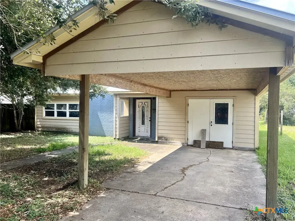 305 E Second Street, Cuero