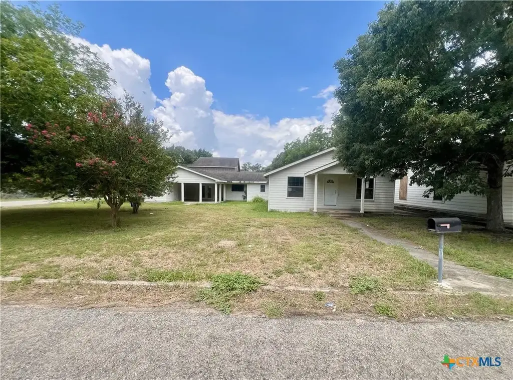 1902 N Mcleod Street, Cuero