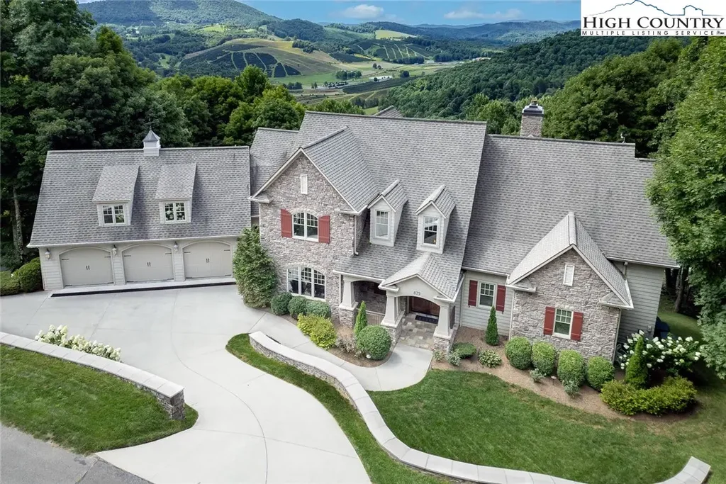 879 Winding Ridge Drive, West Jefferson