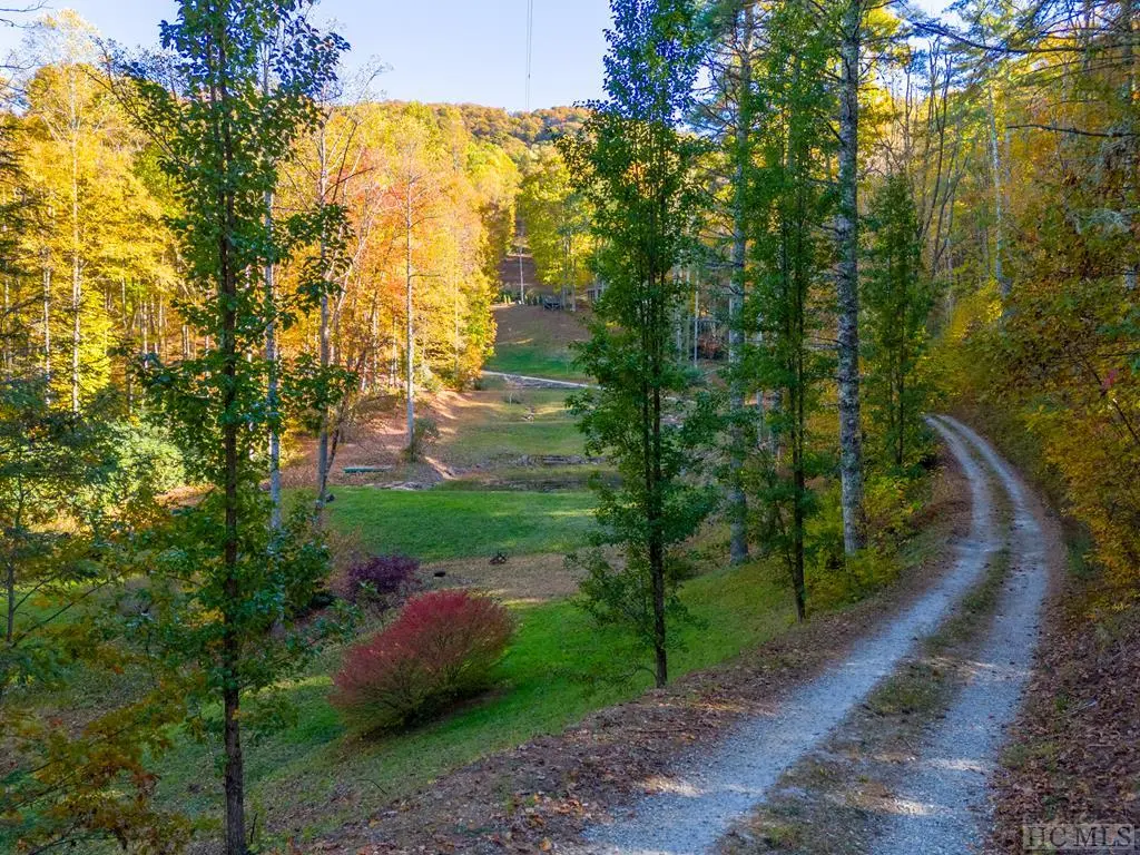 525 Comanche Road, Cullowhee