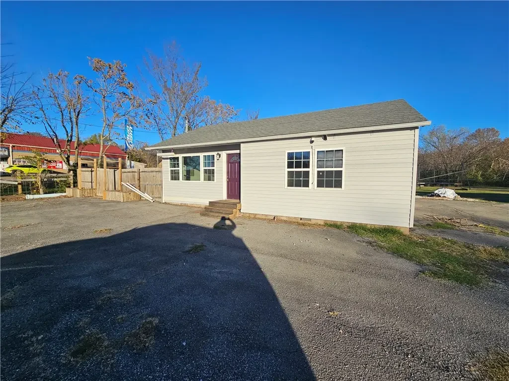 3130 School Avenue, Fayetteville