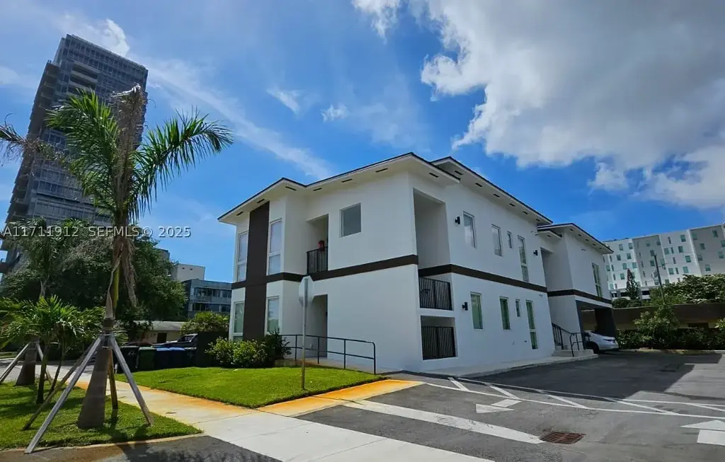 210 Se 10th St, Hallandale Beach