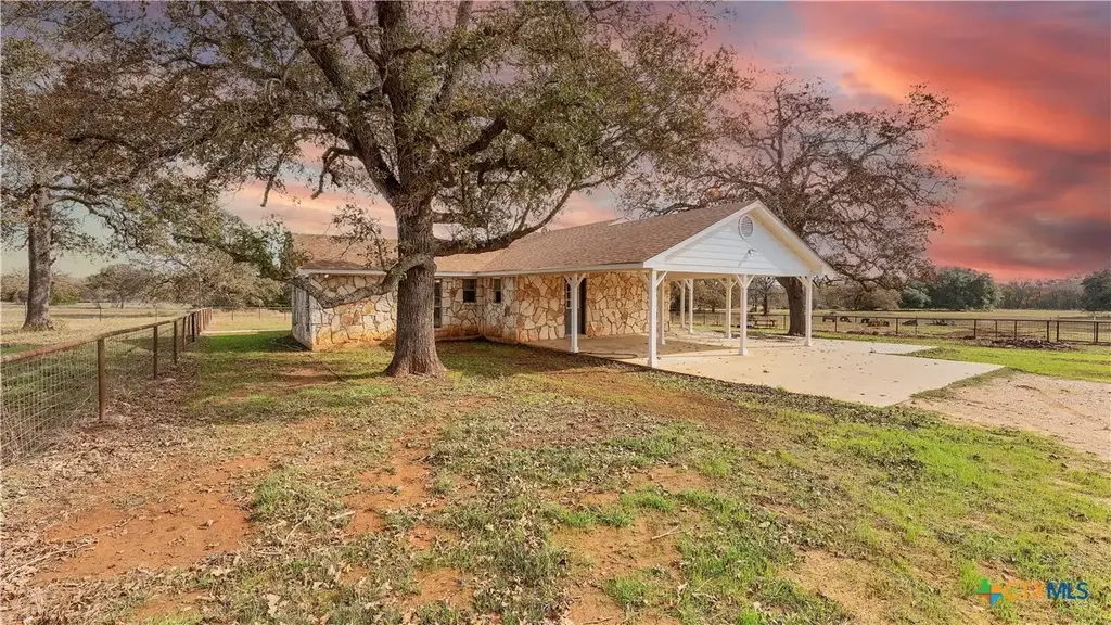 2569 County Road 443, Waelder