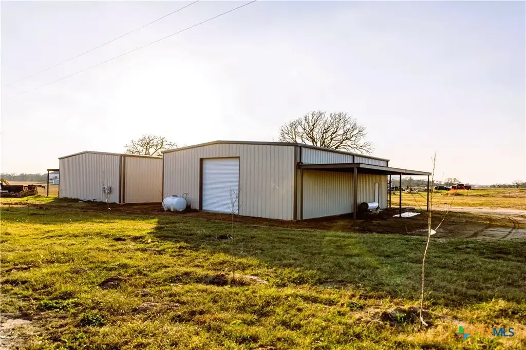 1080 Whisper Road, Luling