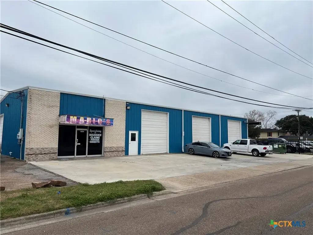3107 E Red River Street, Victoria