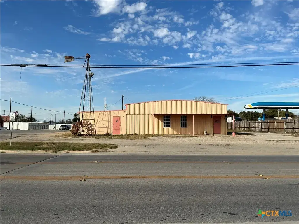 204 E Central Avenue, Nixon