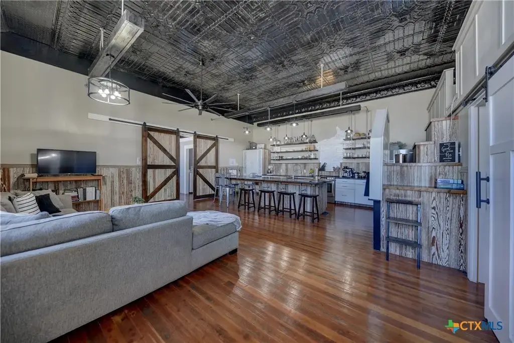 103 N Main B, Moulton