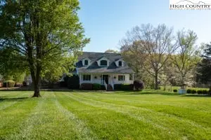 906 Long Hill Road, Pilot Mountain