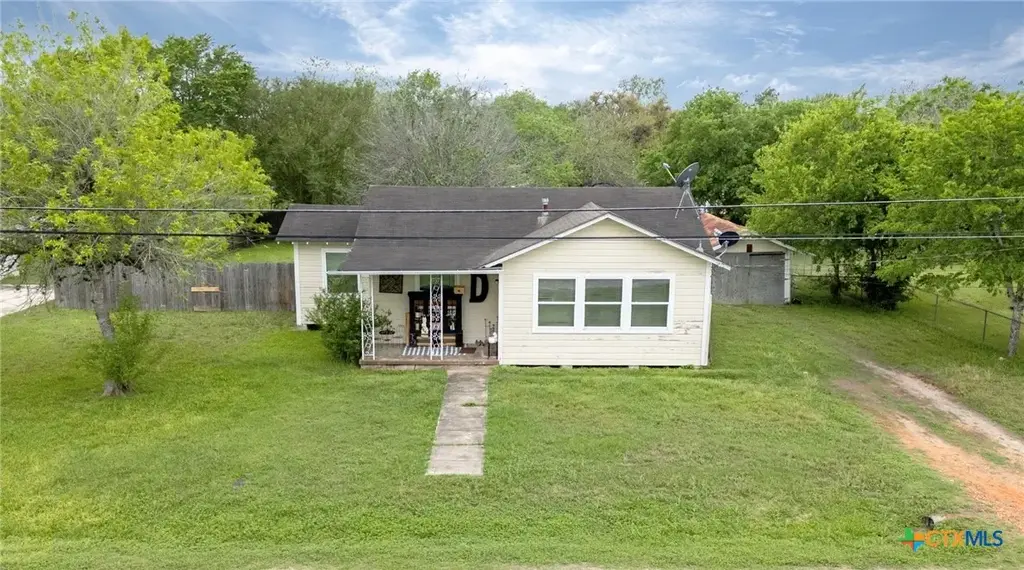 704 Maple, Yoakum