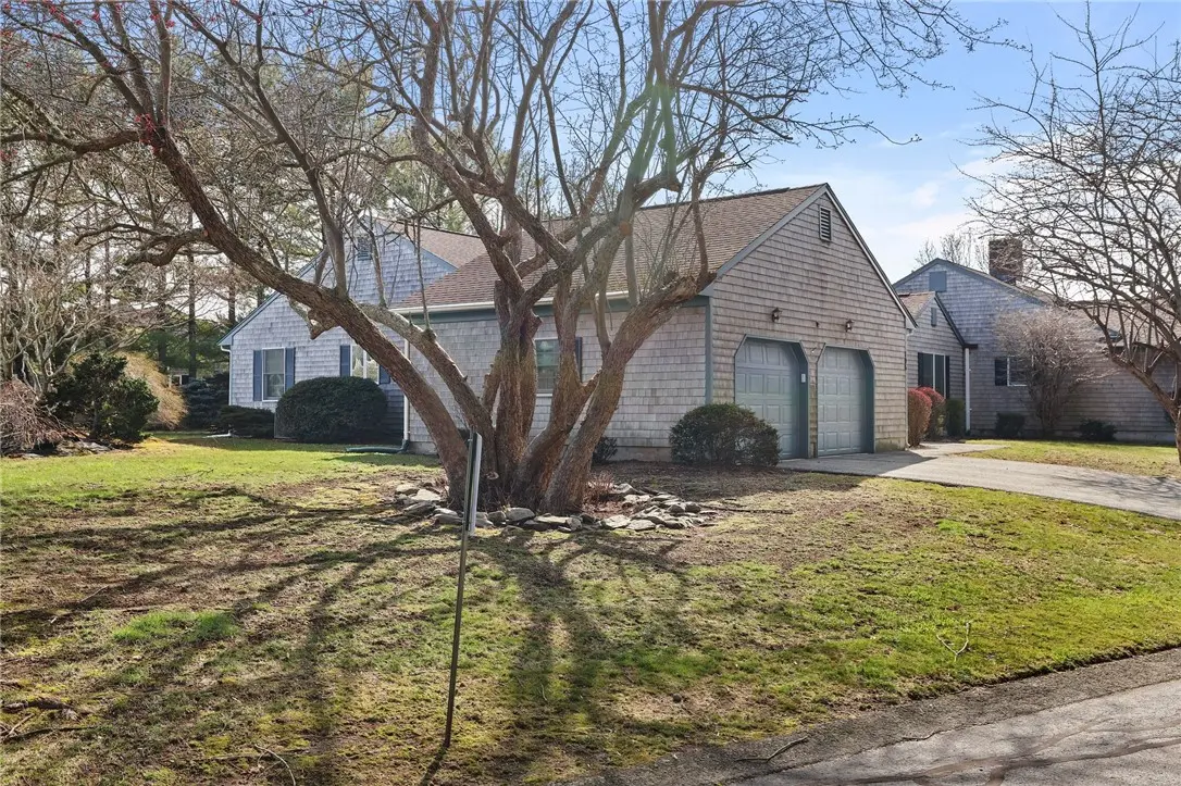 106 Oakland Farm Rd, Portsmouth