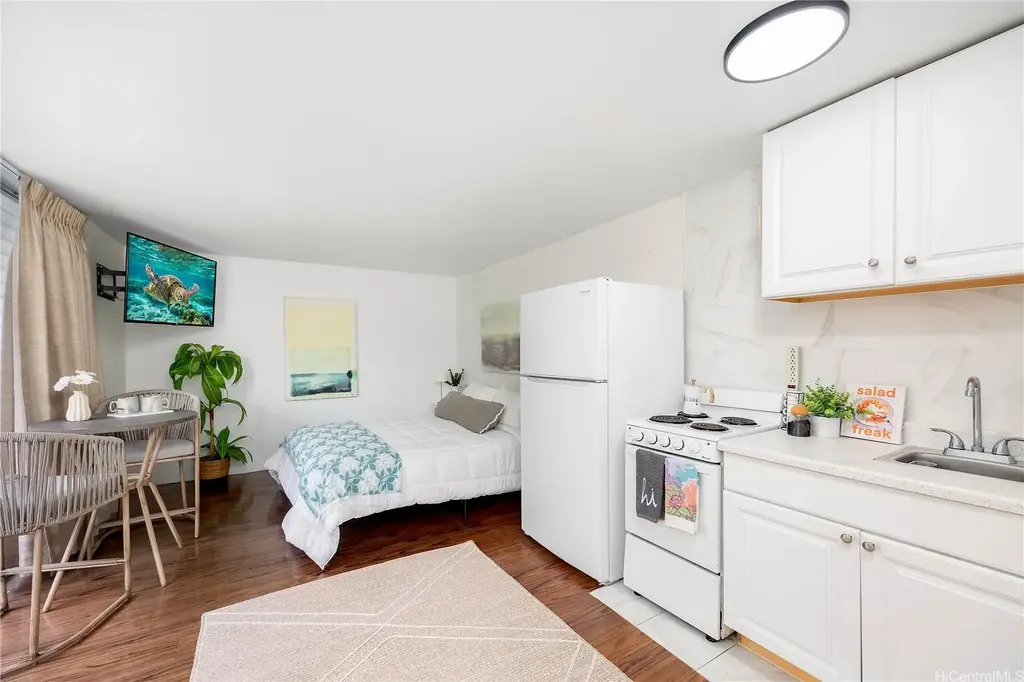 441 Lewers Street # 301, Honolulu