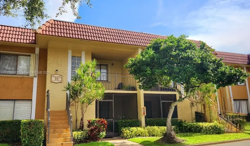 307 Lakeview Dr 102, Weston