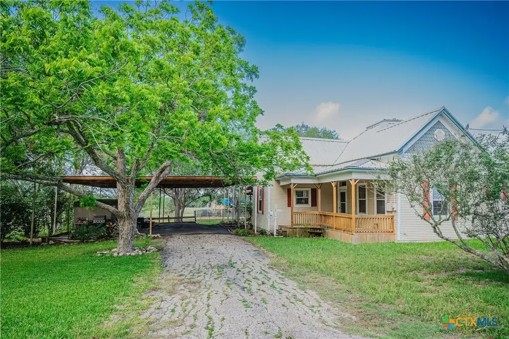 706 West Street, Yoakum