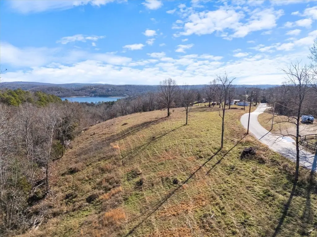 Twin Coves Road, Rogers