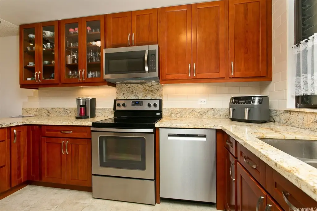 521 Hahaione Street # 2-6j, Honolulu