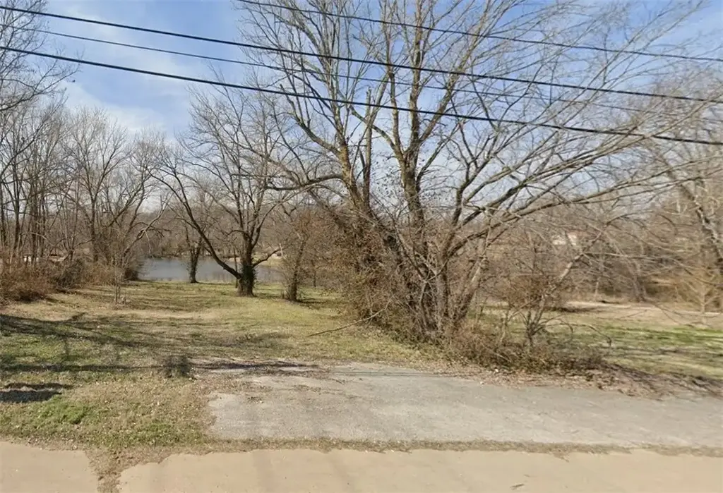 323 & 335 S Main Street, Cave Springs