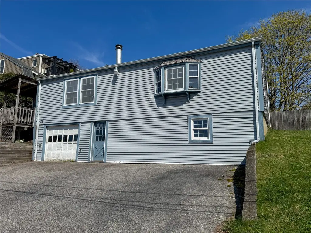 8 Tucker Ave, Tiverton