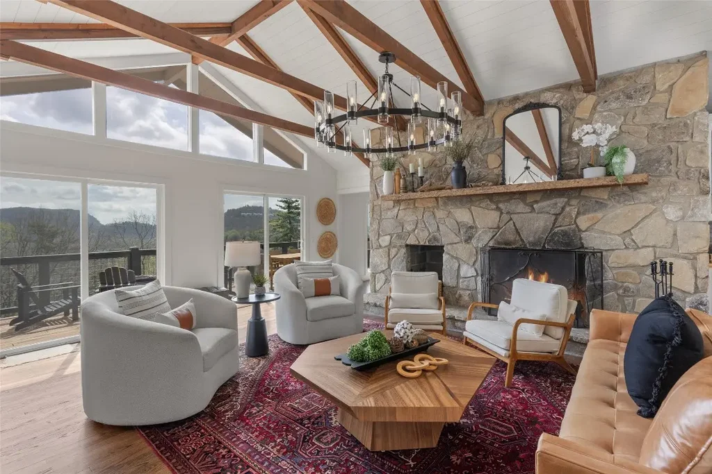 814 Dog Mountain Road, Highlands