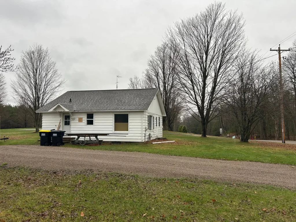 1875 Cth B, Pelican Lake