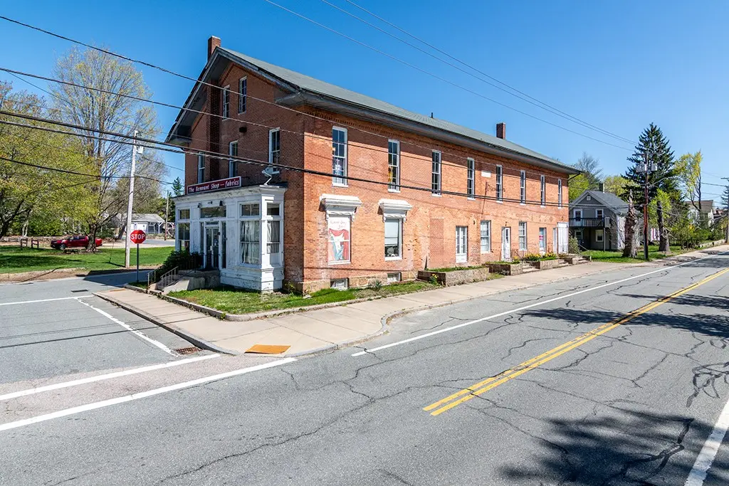 1081 Main St, Hopkinton