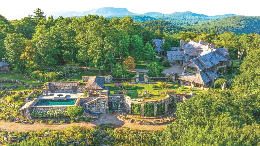 581 Sagee Woods Drive, Highlands