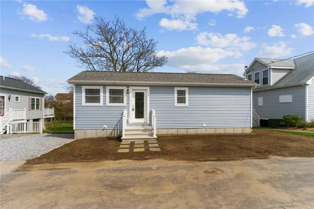 64 Burnside Ave, Narragansett