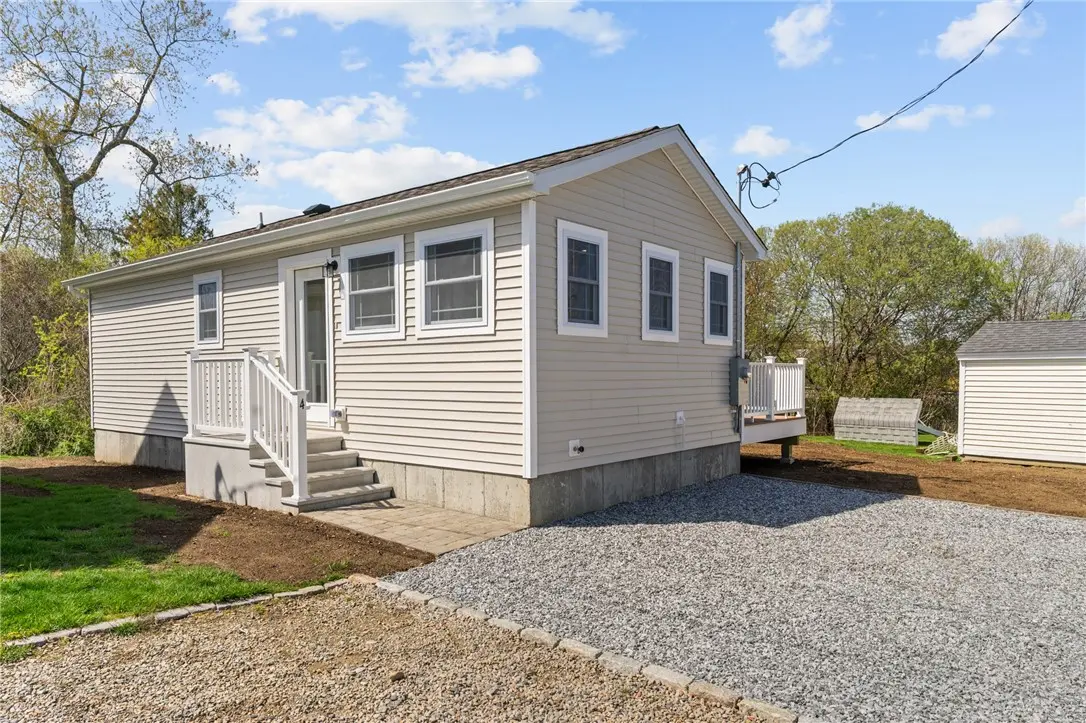 64 Burnside Ave, Narragansett